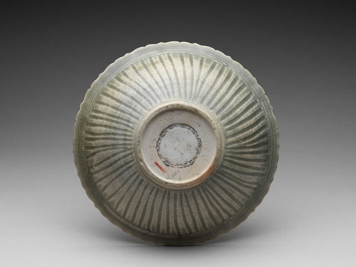 Dish green glazed with floral medallion and foliate rim, Stoneware with iron-green glaze, North-central Thailand, Sukhothai Province, Sisatchanali kilns