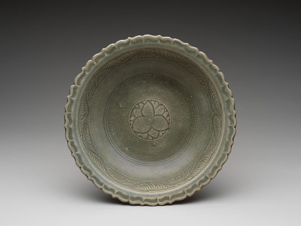 Dish green glazed with floral medallion and foliate rim, Stoneware with iron-green glaze, North-central Thailand, Sukhothai Province, Sisatchanali kilns 