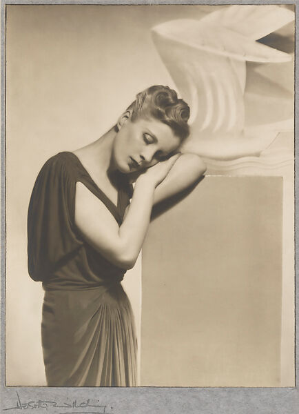 Diana Wynyard, Dorothy Wilding, chlorobromide print on tissue and card 