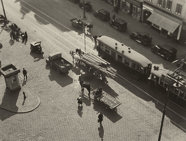 Street, Vienna, Edith Tudor-Hart (Austrian-British, 1908–1973), gelatin silver print 