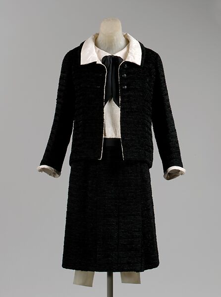 coco chanel jersey dress Before cruise was a collection, Gabrielle Coco Chanel was redefining  what it meant to dress for leisure. In the 1920s and 1930s, she introduced  lightweight tweeds, flowing jersey fabrics, and nautical influences