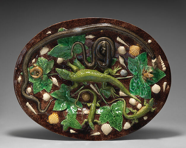 Oval basin with lizards, shells, and ivy leaves with brown background