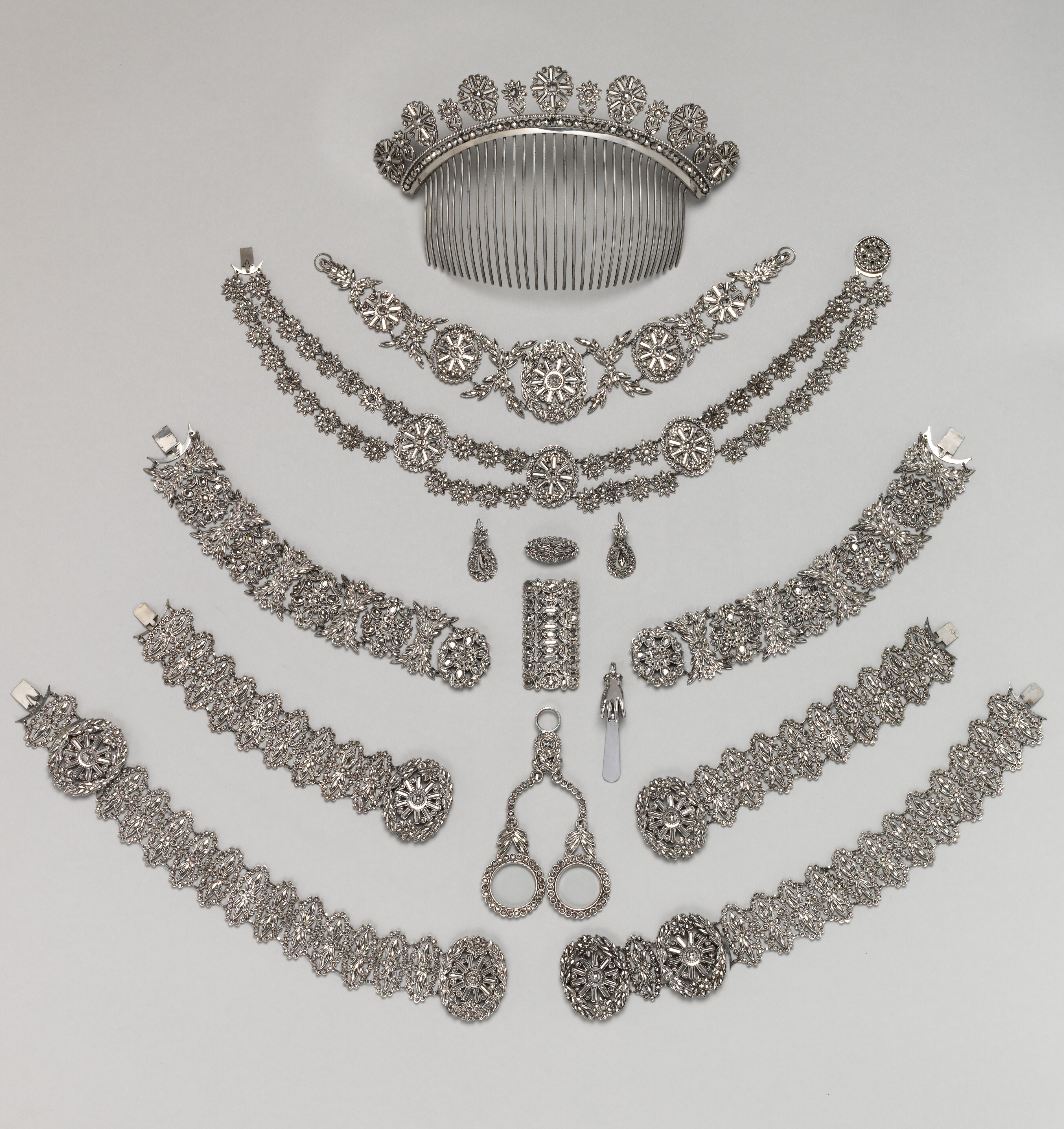 Fifteen-piece parure in leather case - French - The Metropolitan 