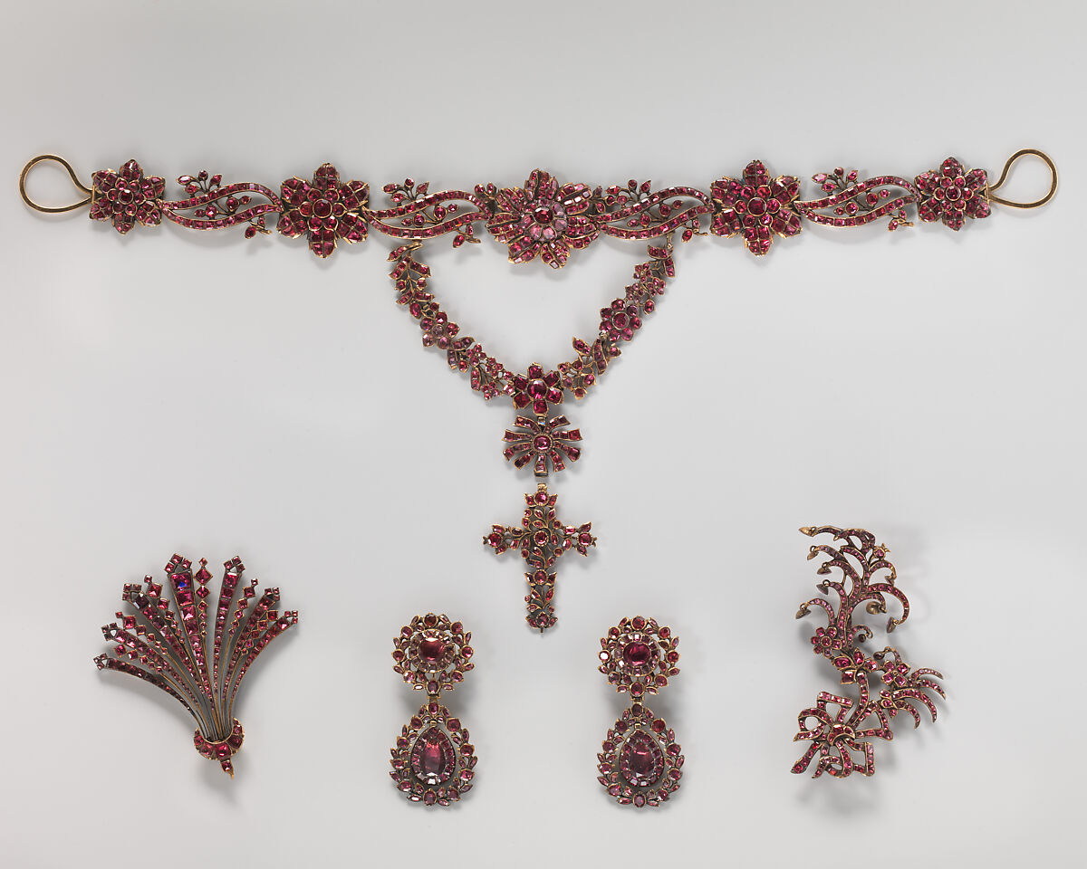 Five-piece parure in original case, Gold, garnet; wood, shagreen, silk, Possibly French 