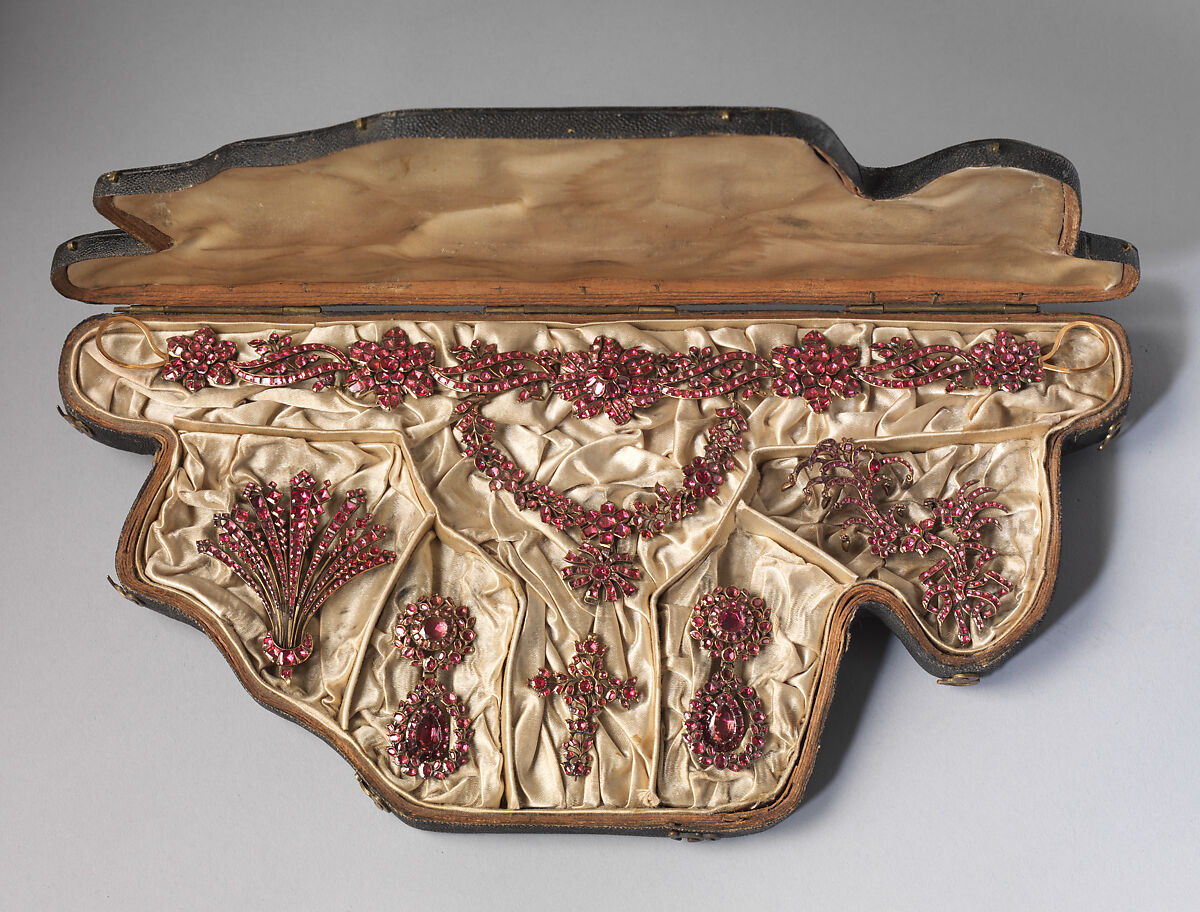 Five-piece parure in original case, Gold, garnet; wood, shagreen, silk, Possibly French