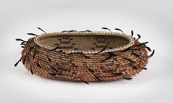 Intermittently feathered three-rod coiled boat basket