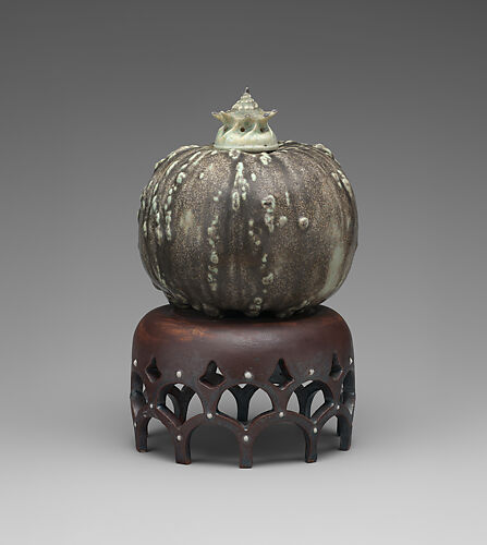 Vase in the form of a gourd on a stand