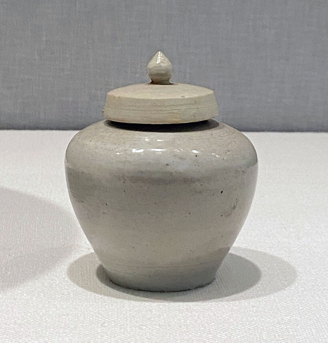 Covered jar, Porcelain, Korea 