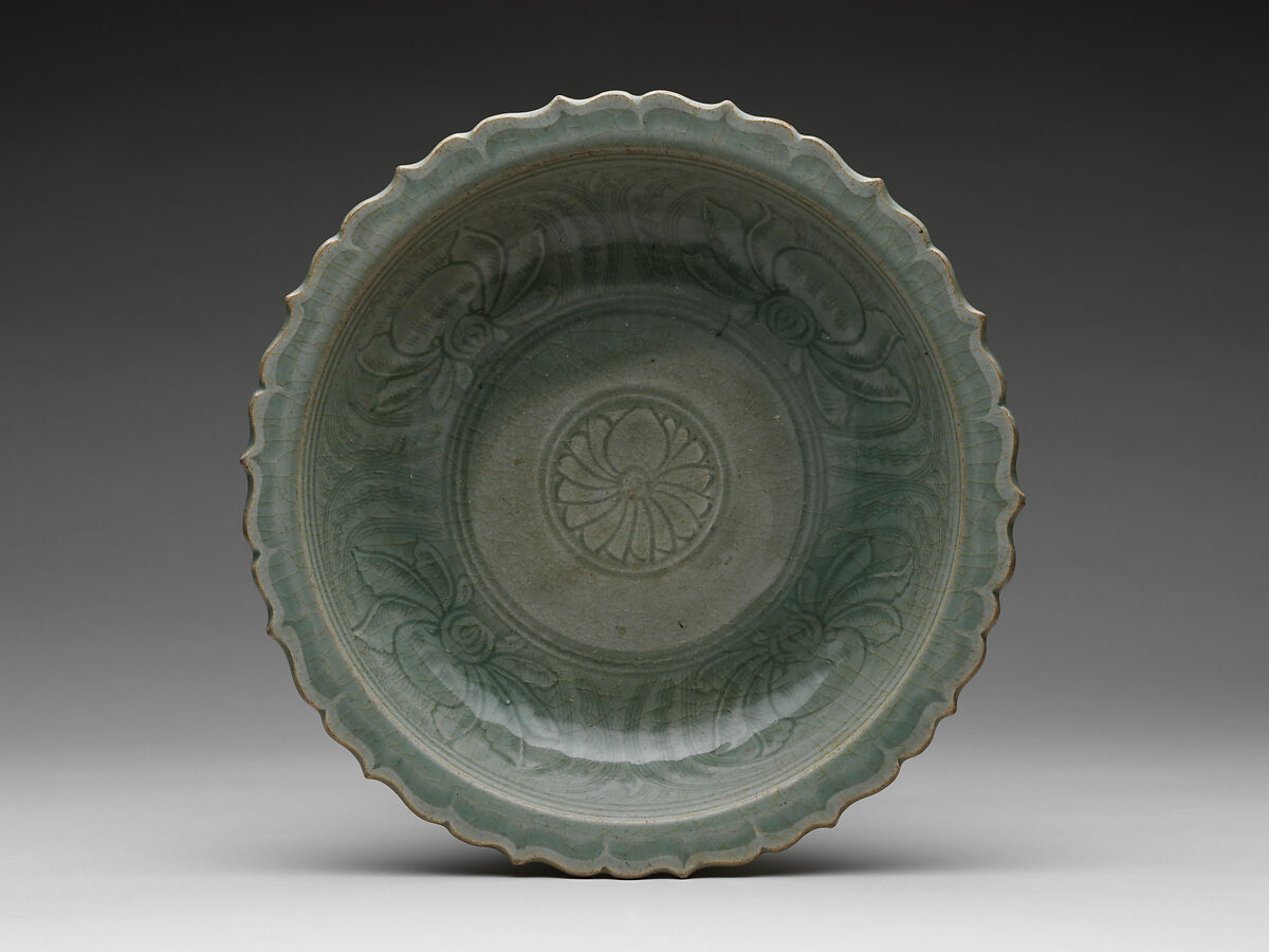 Dish with foliate rim, Stoneware with incised décor and iron-green celadon glaze, North Central Thailand, Si Satchanalai 