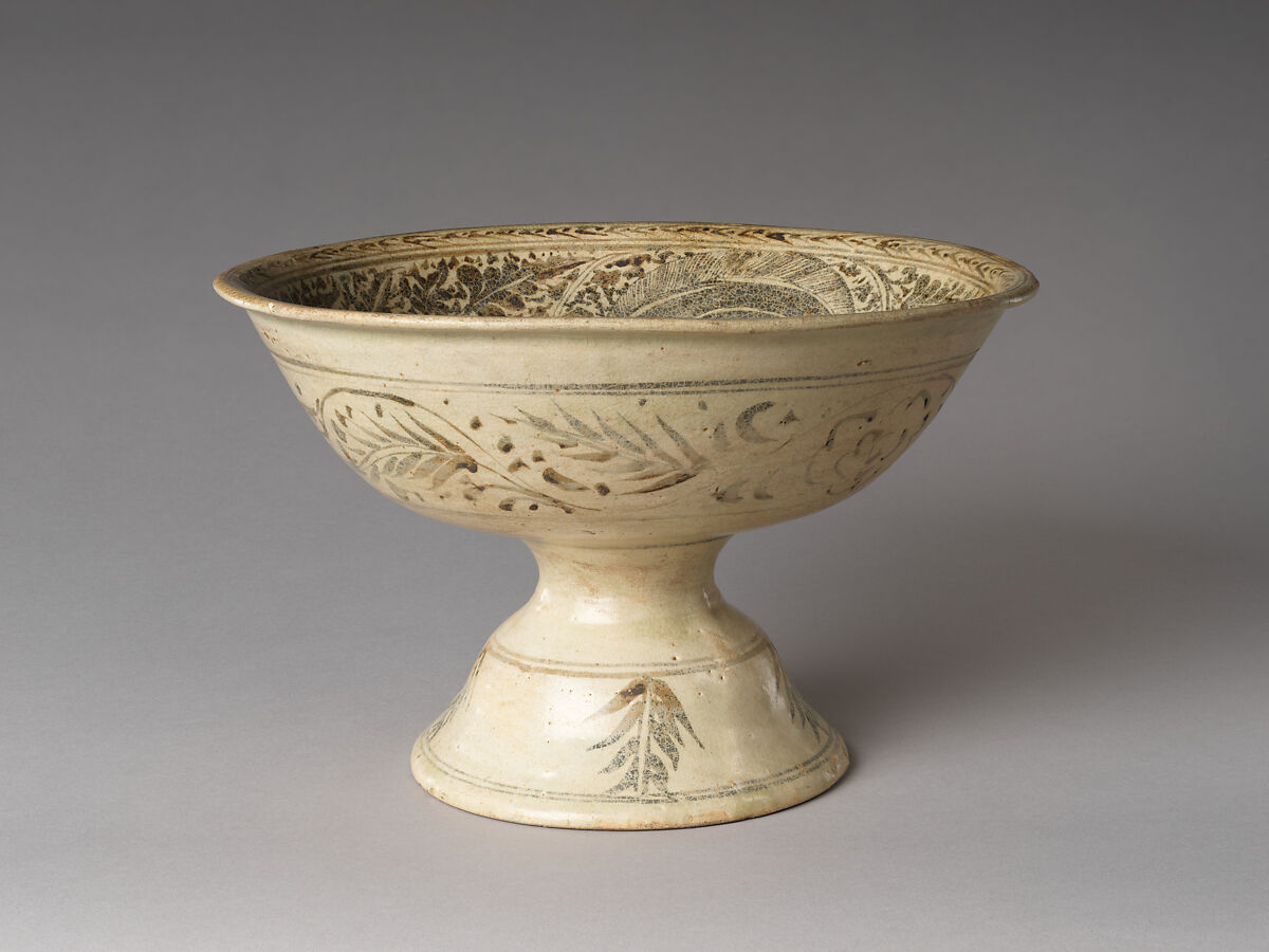 Pedestal dish with catfish and aquatic plants décor, Stoneware with iron-underglaze painted décor over a white slip, North Central Thailand, Sukhothai 
