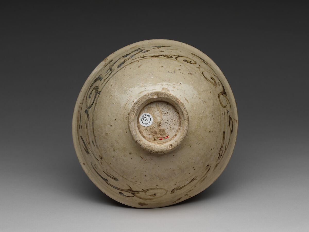 Bowl with iron-brown floral décor, Stoneware with iron-underglaze floral décor, Vietnam, Hong River region