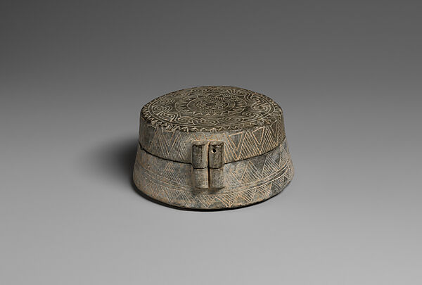 Chlorite pyxis (box), Chlorite, Greek