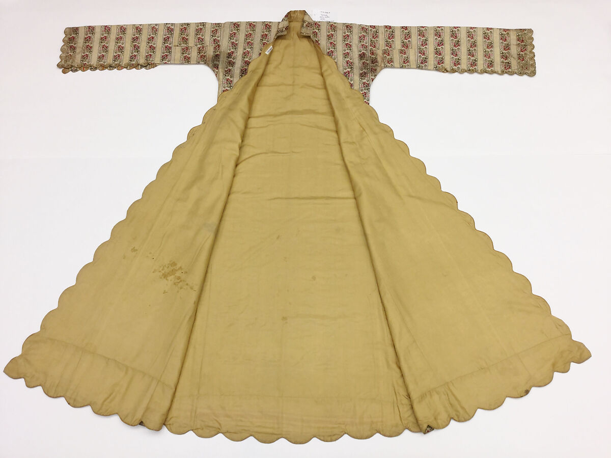 Uçetek Entari, Silk and metal wrapped thread; embroidered