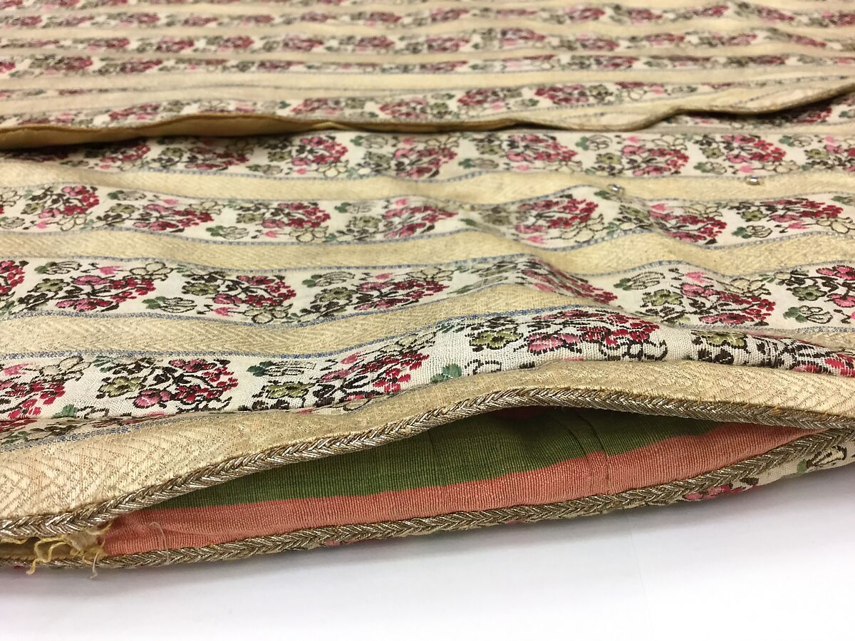 Uçetek Entari, Silk and metal wrapped thread; embroidered