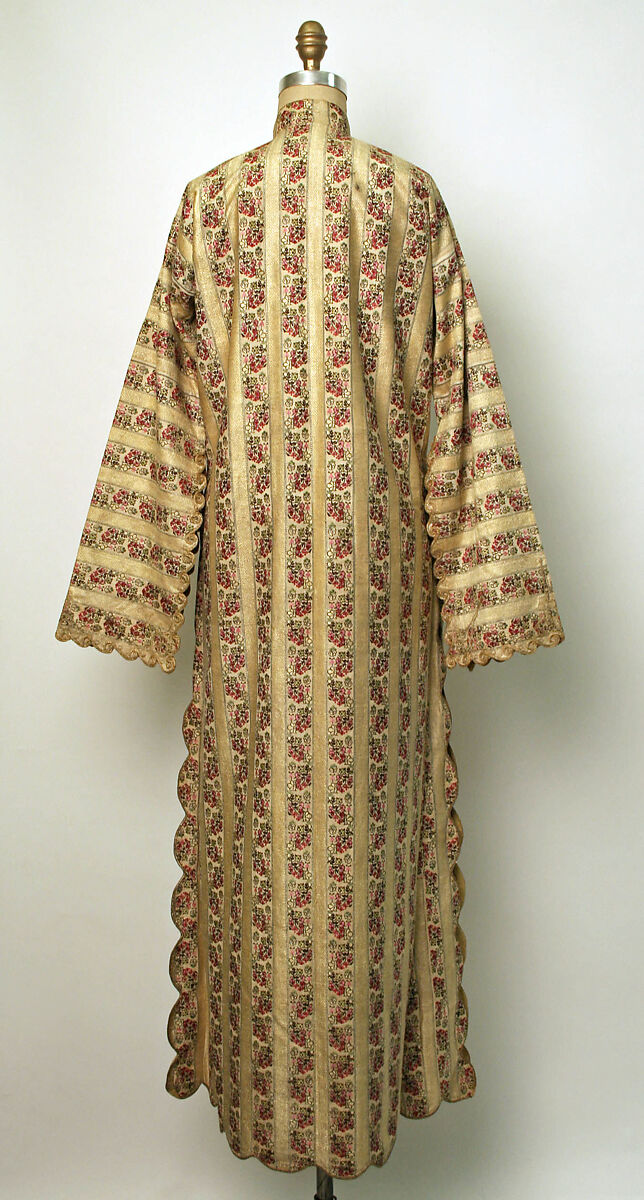 Uçetek Entari, Silk and metal wrapped thread; embroidered