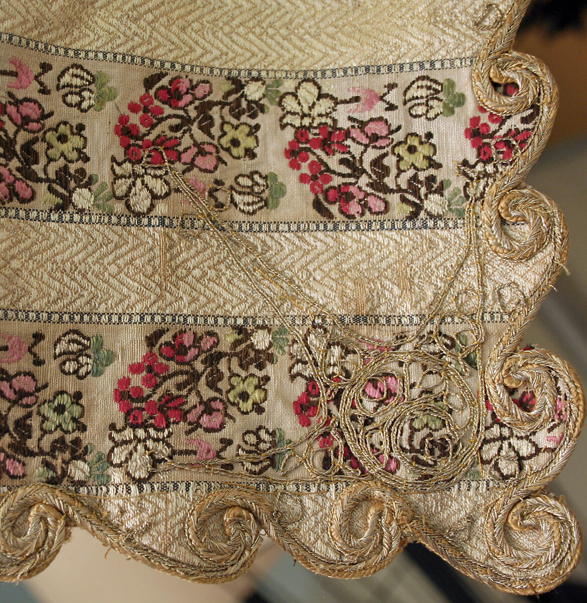 Uçetek Entari, Silk and metal wrapped thread; embroidered