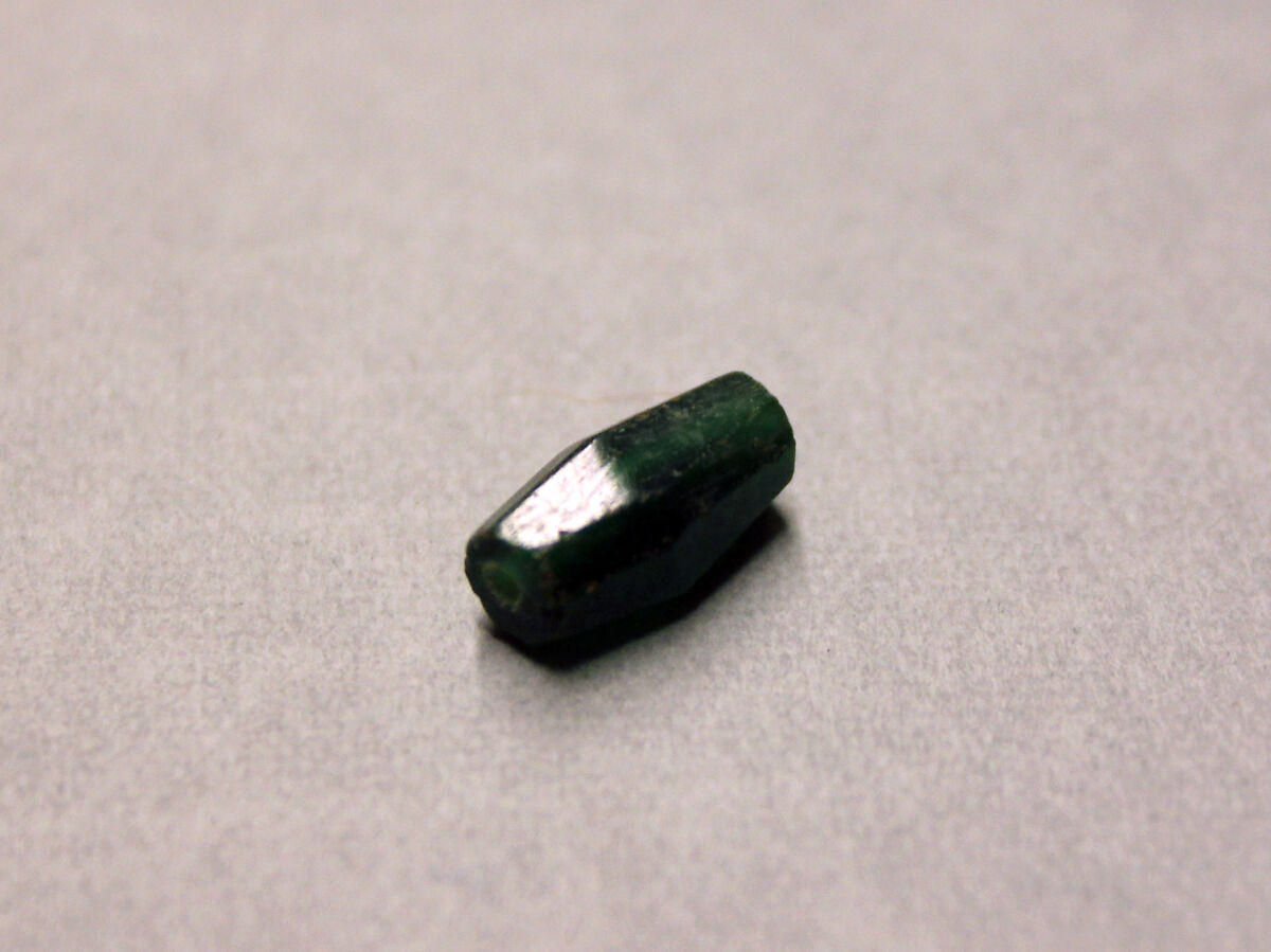 Beads, Glass, green; cut 