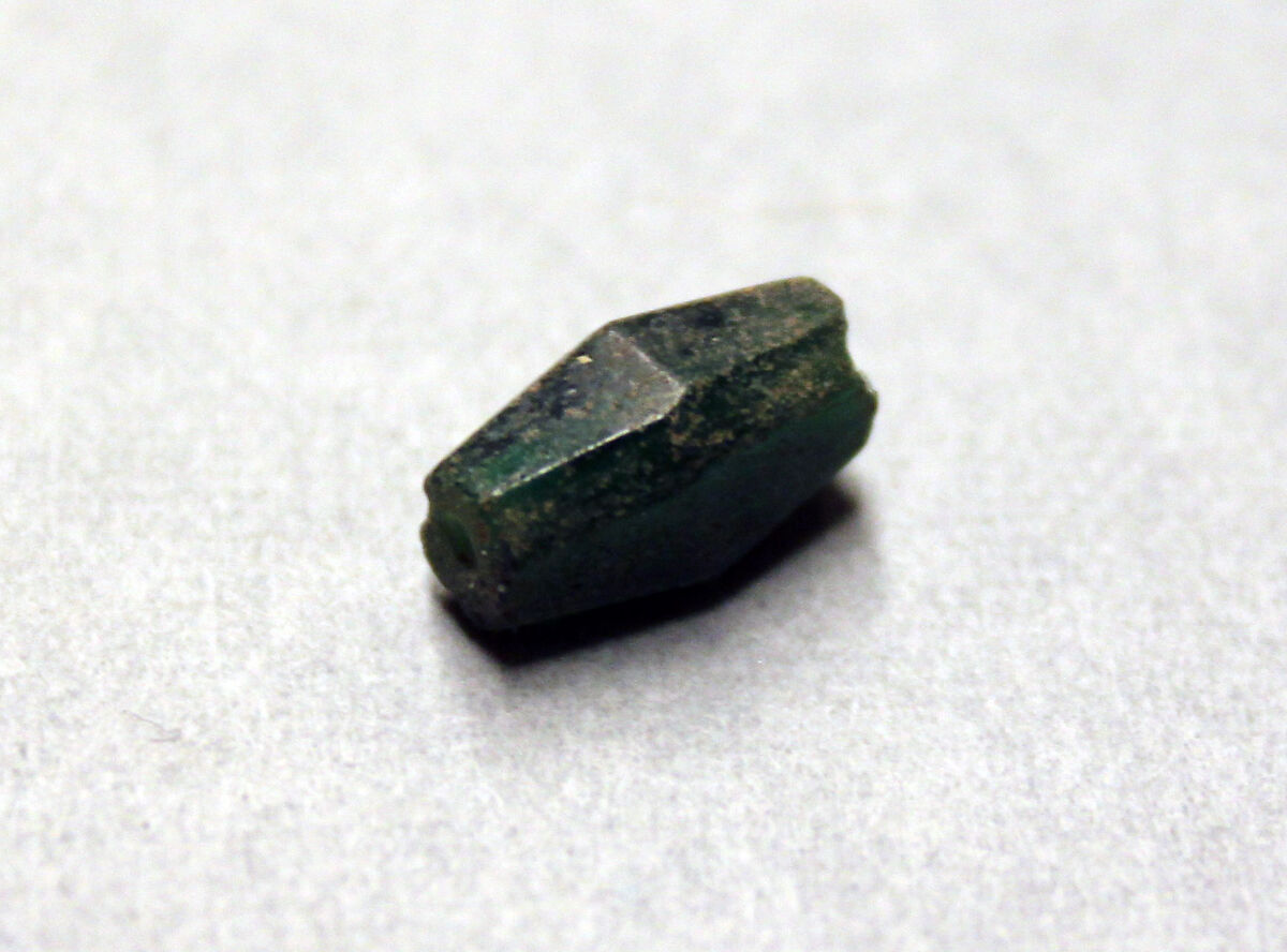 Beads, Glass, green; cut