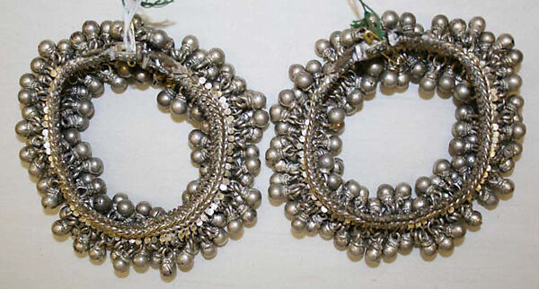 Dance Ensemble, Metal wrapped thread