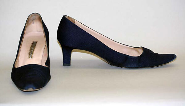 Ensemble, (a–c) House of Chanel (French, founded 1910), (a) wool, silk; (b) leather; (c) jewel, jet, agate, pearl; (d, e) linen, French