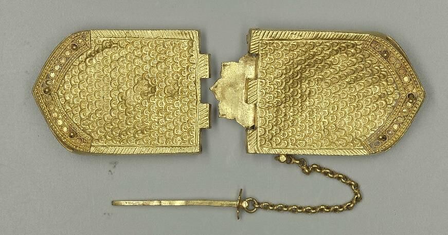 Girdle Clasp, Gold; inlaid with semi-precious stones and glass