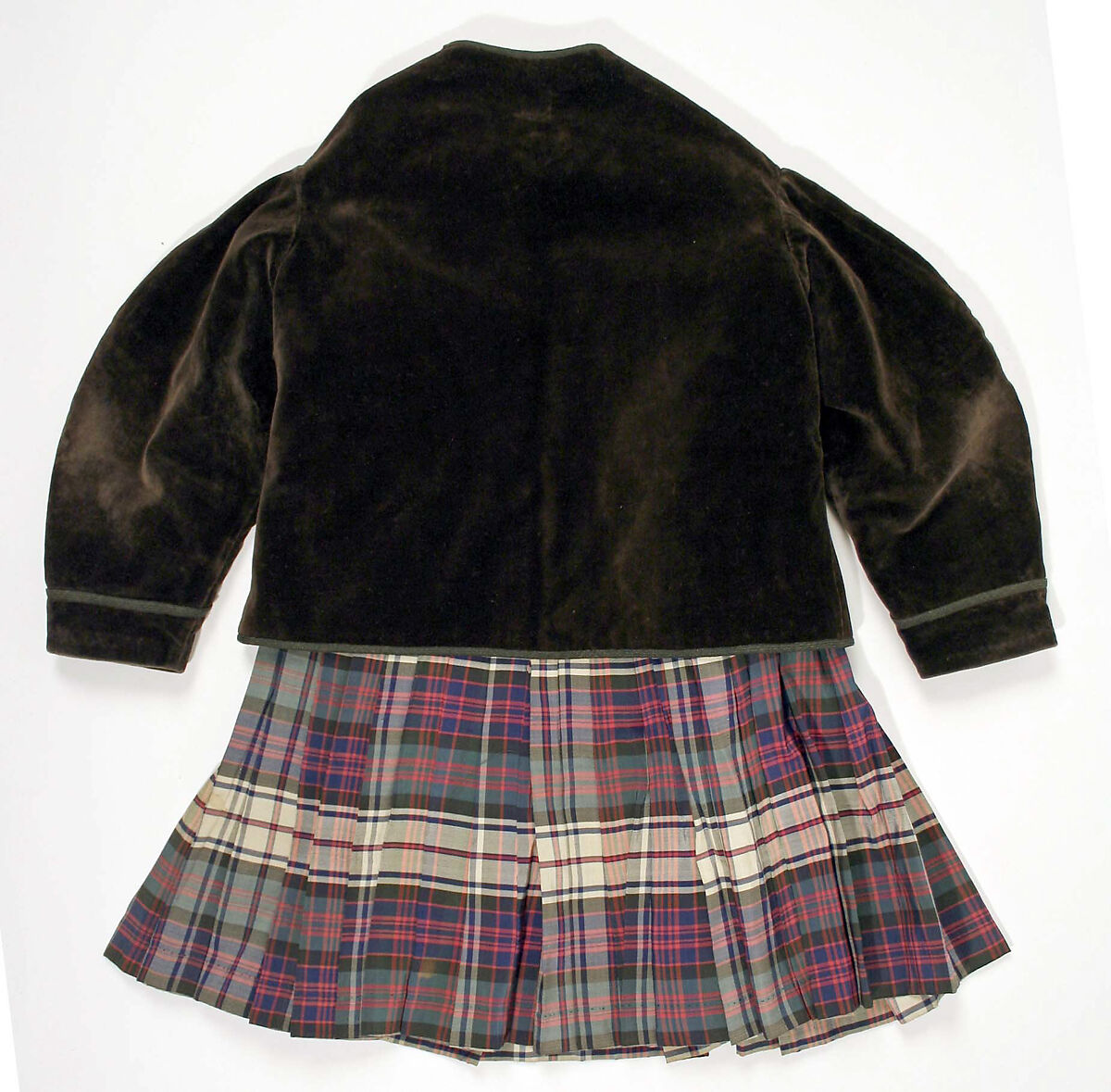 Ensemble, (a) silk, wool
(b) silk, cotton
(c) silk, cotton, metal
(d) wood, metal, glass
(e) leather, metal, hair, Scottish