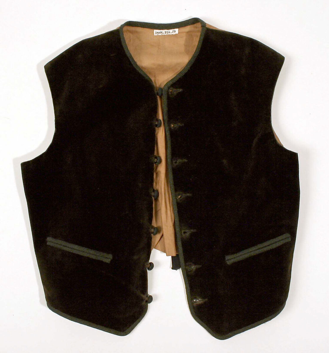 Ensemble, (a) silk, wool
(b) silk, cotton
(c) silk, cotton, metal
(d) wood, metal, glass
(e) leather, metal, hair, Scottish