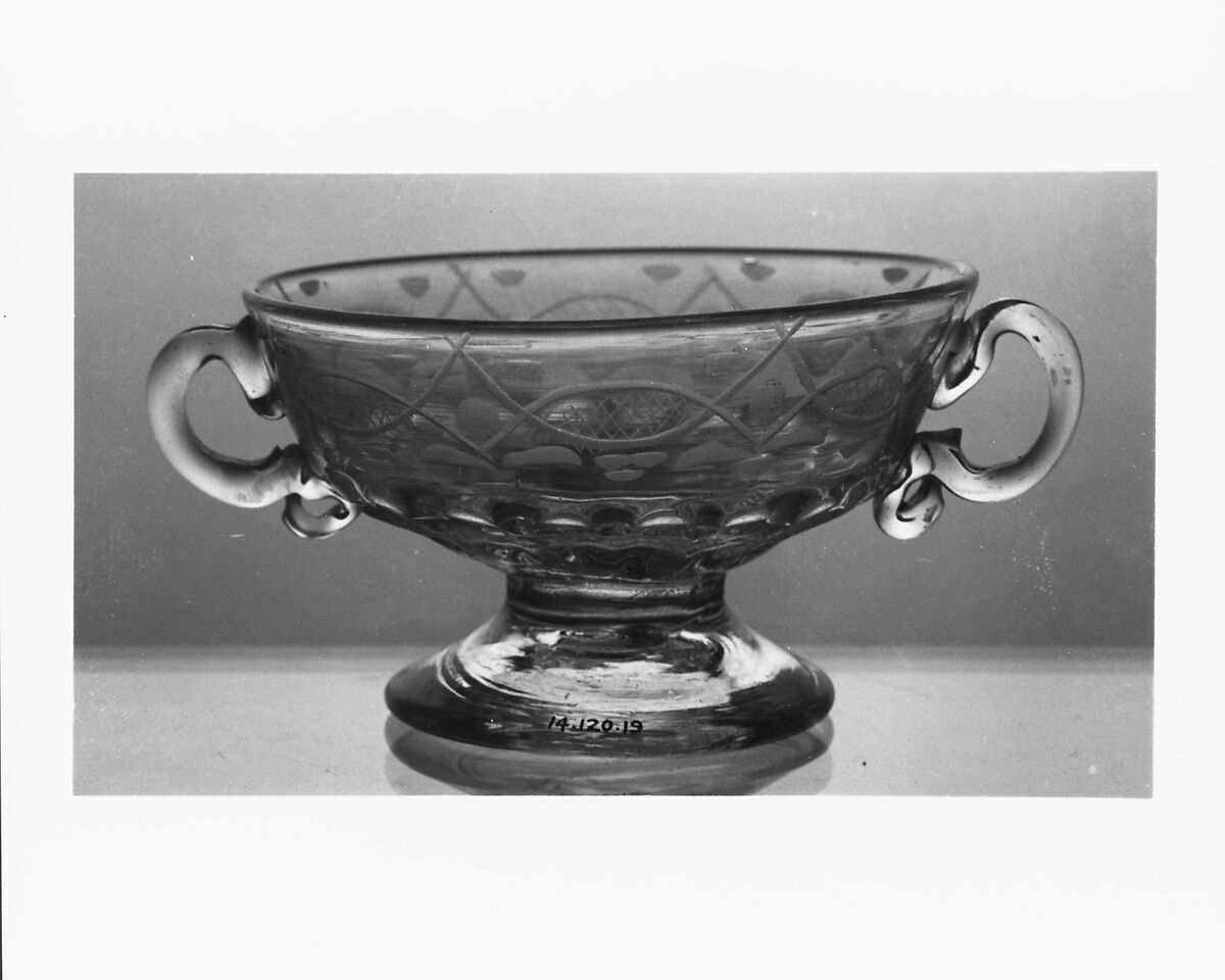 Bowl, Non-lead glass with engraved decoration 