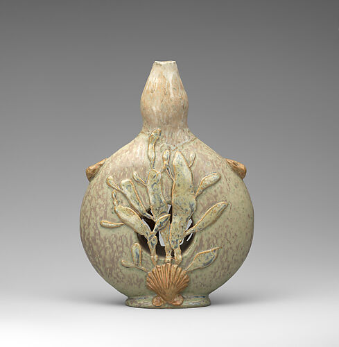Vase with seaweed