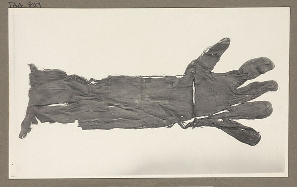 Child-sized Glove, Harry Burton (British (1879–1940)), Gelatin silver print from glass negative 