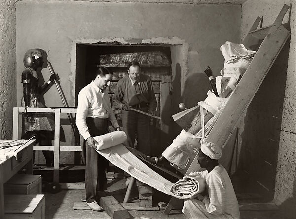 Preparing Statue for Transport, Harry Burton (British (1879–1940)), Gelatin silver print from glass negative 