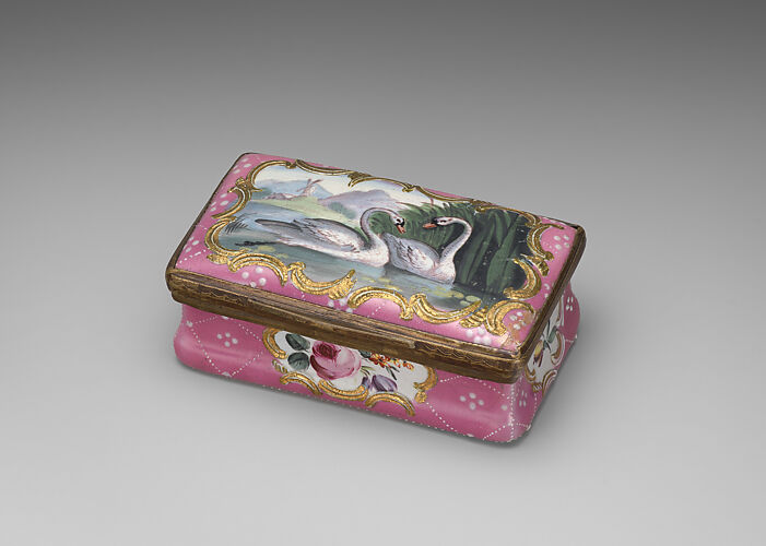 Snuffbox with pair of swans