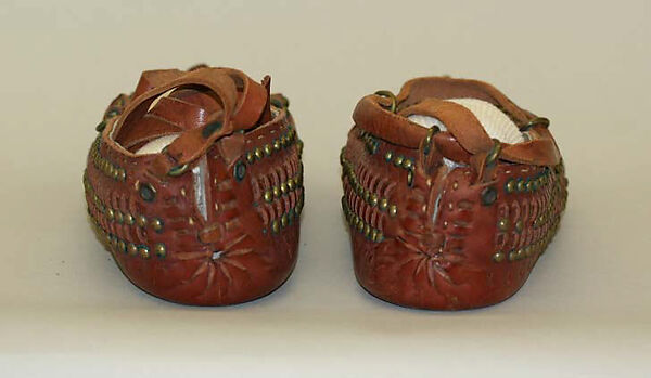 Ensemble, (a, b, e) wool
(c, d, f, g) leather
(h) wood, Polish