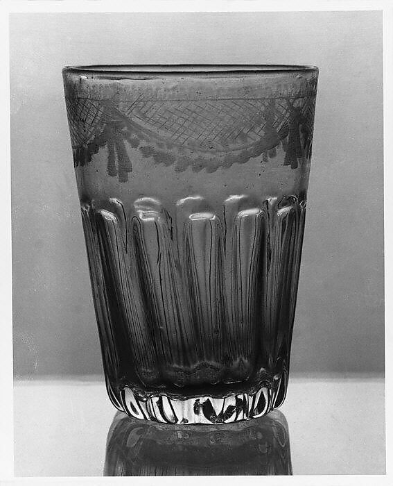 Tumbler, Glass with engraved decoration 