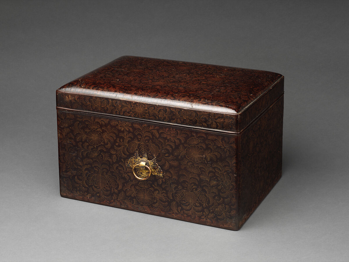 Box for Personal Accessories (Tebako) with Chrysanthemums and Paulownia Flowers, Lacquered wood with incised gold (chinkin-bori); gilt bronze fittings, Japan 