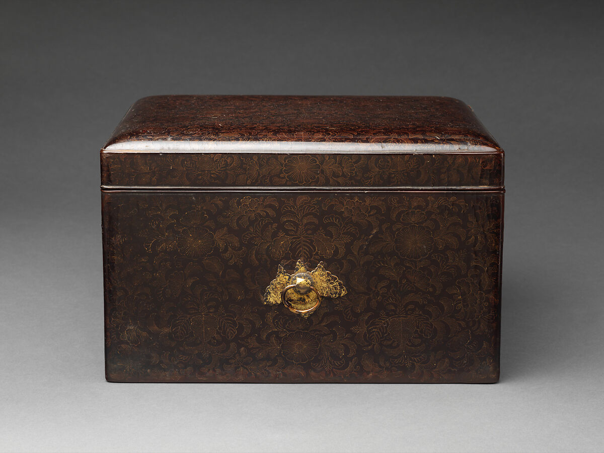 Box for Personal Accessories (Tebako) with Chrysanthemums and Paulownia Flowers, Lacquered wood with incised gold (chinkin-bori); gilt bronze fittings, Japan