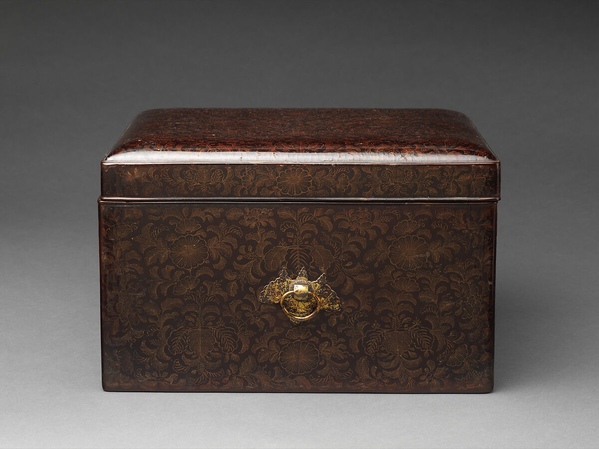 Box for Personal Accessories (Tebako) with Chrysanthemums and Paulownia Flowers, Lacquered wood with incised gold (chinkin-bori); gilt bronze fittings, Japan