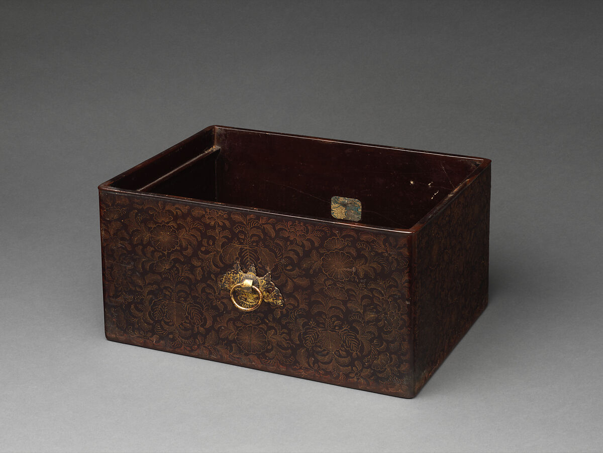 Box for Personal Accessories (Tebako) with Chrysanthemums and Paulownia Flowers, Lacquered wood with incised gold (chinkin-bori); gilt bronze fittings, Japan