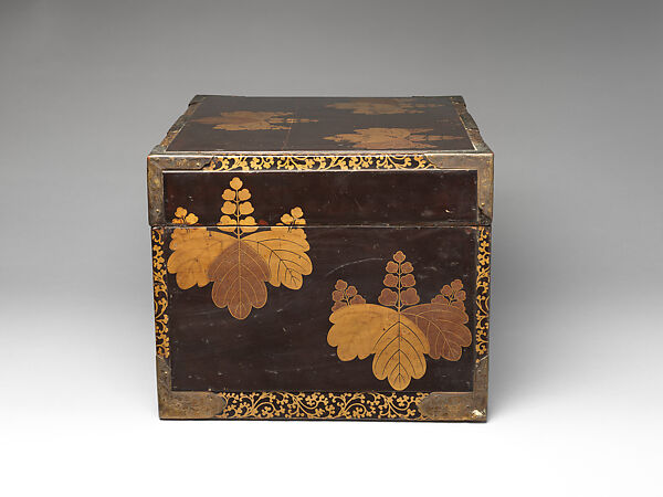 Portable Chest (Hasami-bako) with Paulownia Crests, Lacquered wood with gold hiramaki-e and e-nashiji, Japan