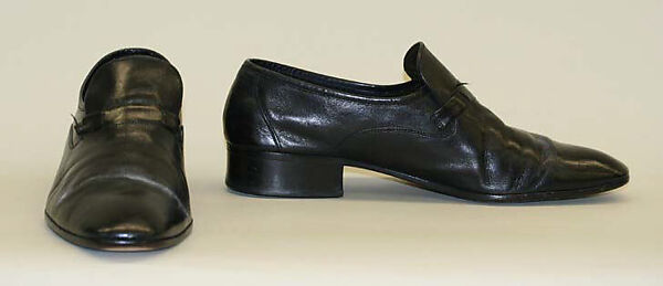 Ensemble, (a, b) linen
(c) cotton
(d) silk
(e) snakeskin
(f,g) leather, Italian