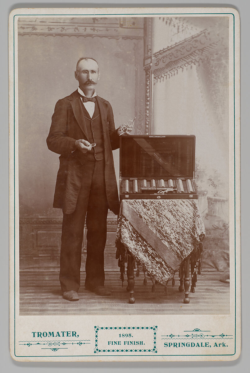 [Optometrist and his Wares], G. W. Tromater (American, 1863–1933), Gelatin silver print