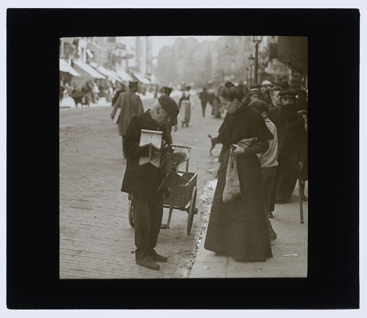 Le marchand de petits baies, Louis Vert (French, 1865–1924), Gelatin silver transparency on glass