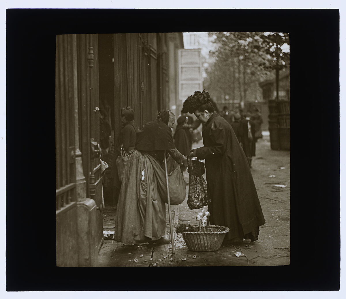 La marchande d'oignons aux Halles, Louis Vert (French, 1865–1924), Gelatin silver transparency on glass