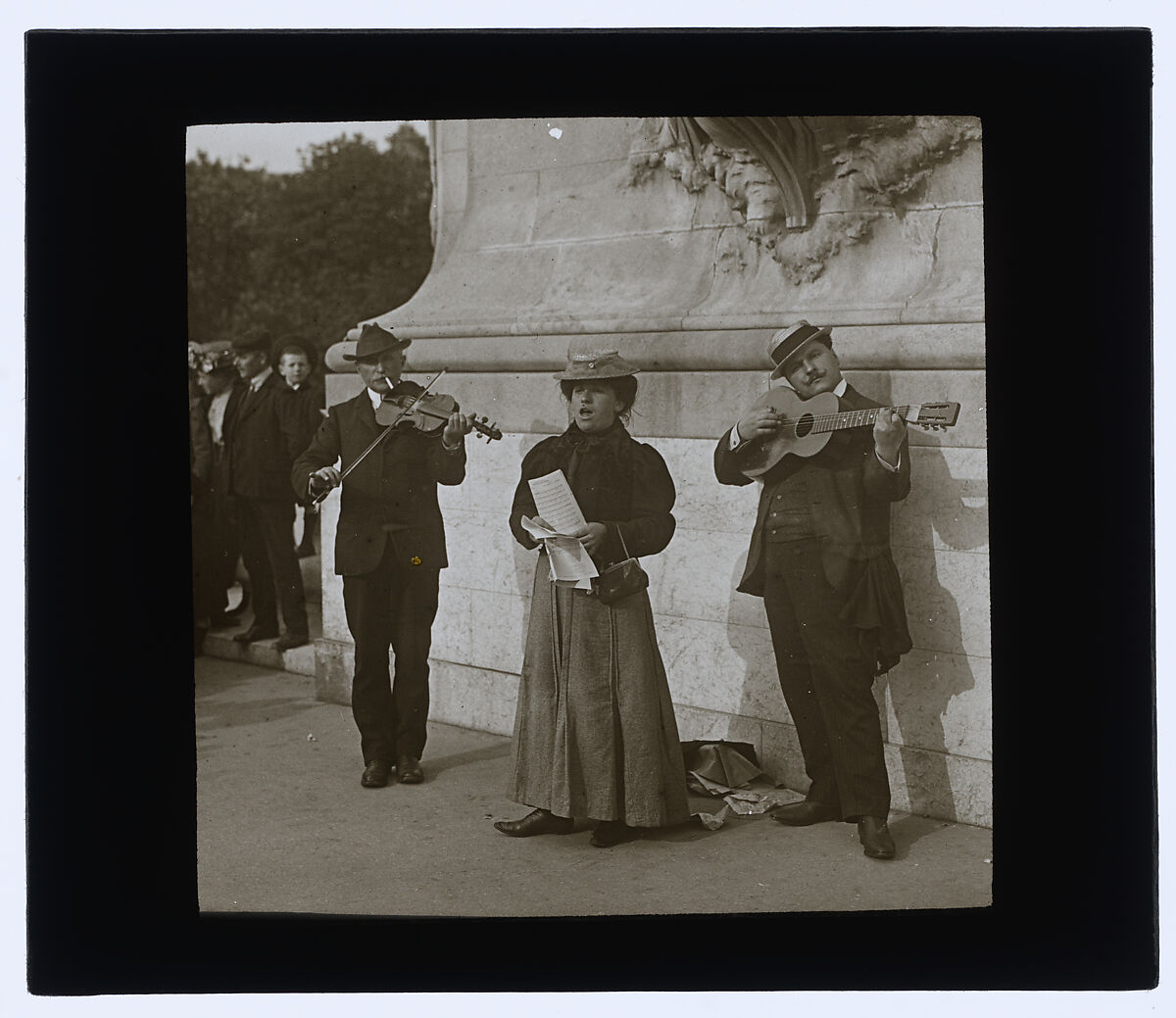 Les chanteurs ambulants, Louis Vert (French, 1865–1924), Gelatin silver transparency on glass