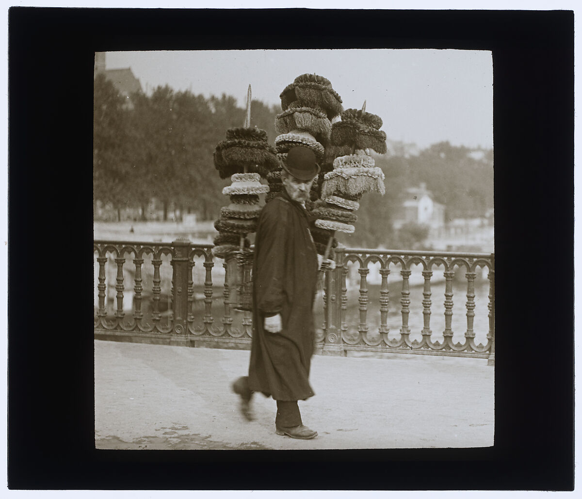Le marchand d'abat-jour, Louis Vert (French, 1865–1924), Gelatin silver transparency on glass