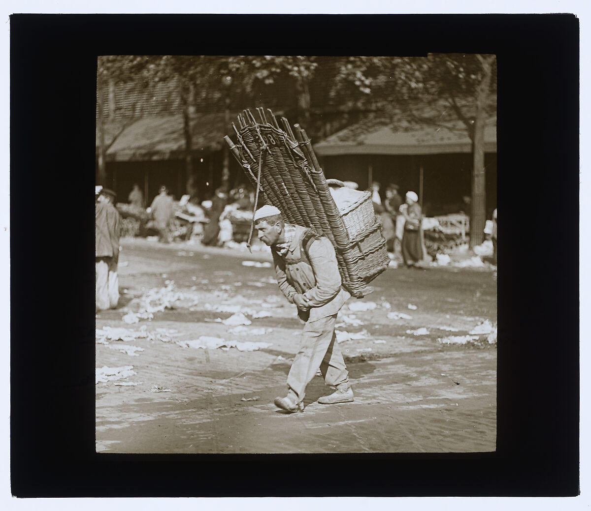 Le porteur des Halles, Louis Vert (French, 1865–1924), Gelatin silver transparency on glass