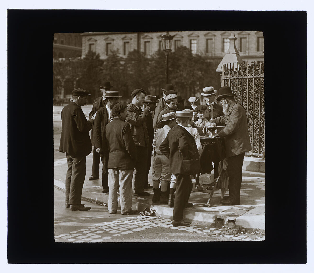 Devant l'eventaire du Camelot, Louis Vert (French, 1865–1924), Gelatin silver transparency on glass