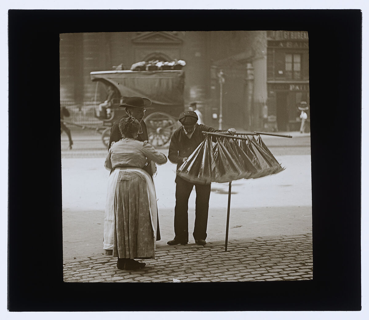 Le marchand d'attrape-mouches, Louis Vert (French, 1865–1924), Gelatin silver transparency on glass