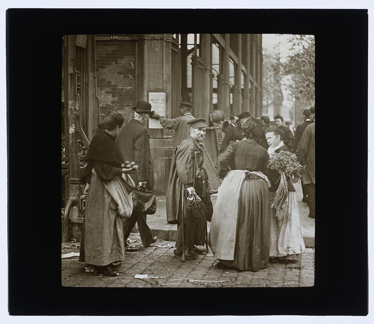 La marchande de mourron, le marchand de filets et la marchande de citrons., Louis Vert (French, 1865–1924), Gelatin silver transparency on glass