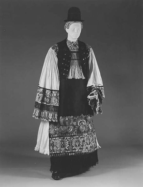 Ensemble, (a, b) cotton
(c) wool, Hungarian